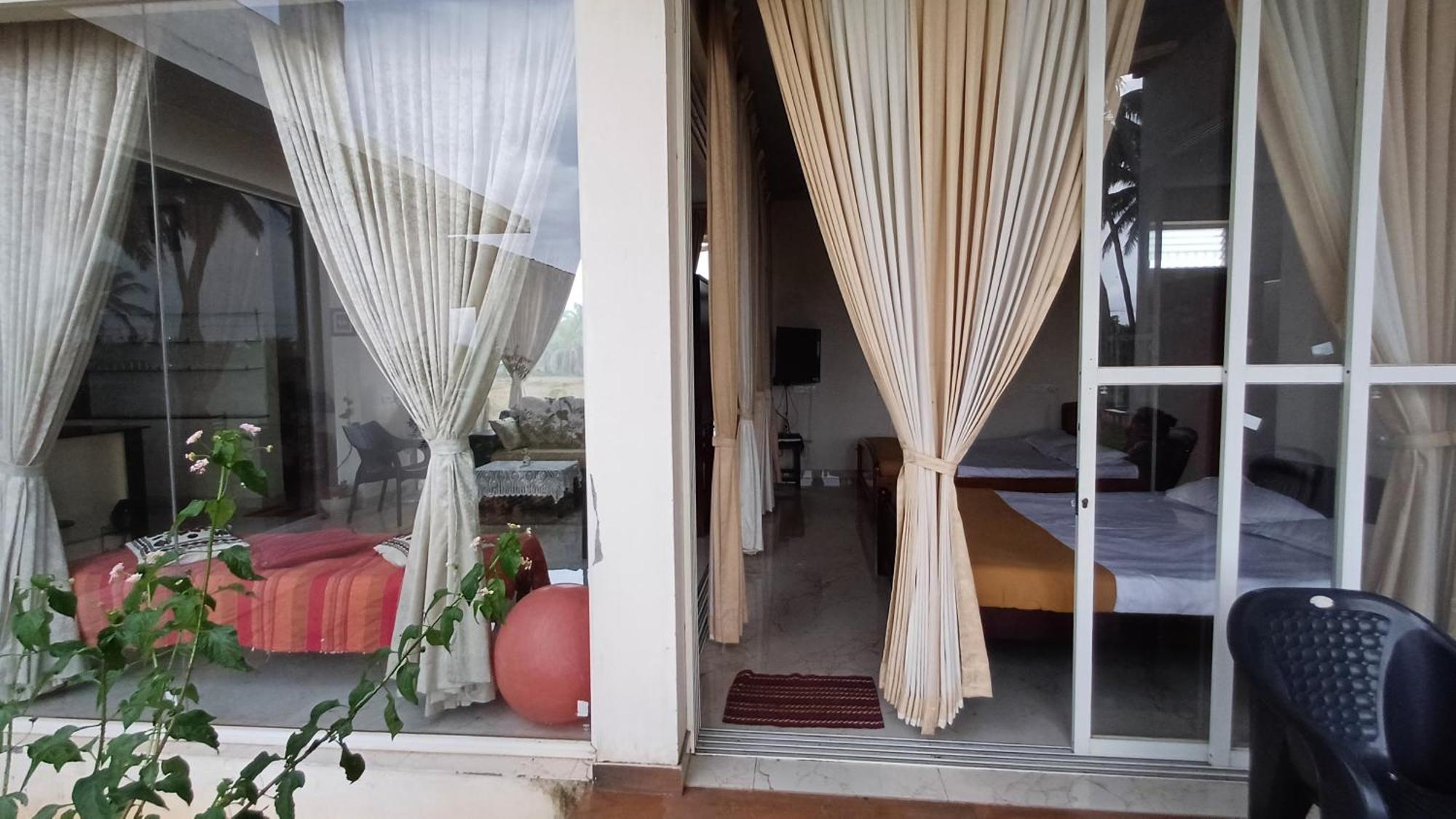 Shi'S Unique & Private 180 Degree Glass House In Pollāchi Exterior photo